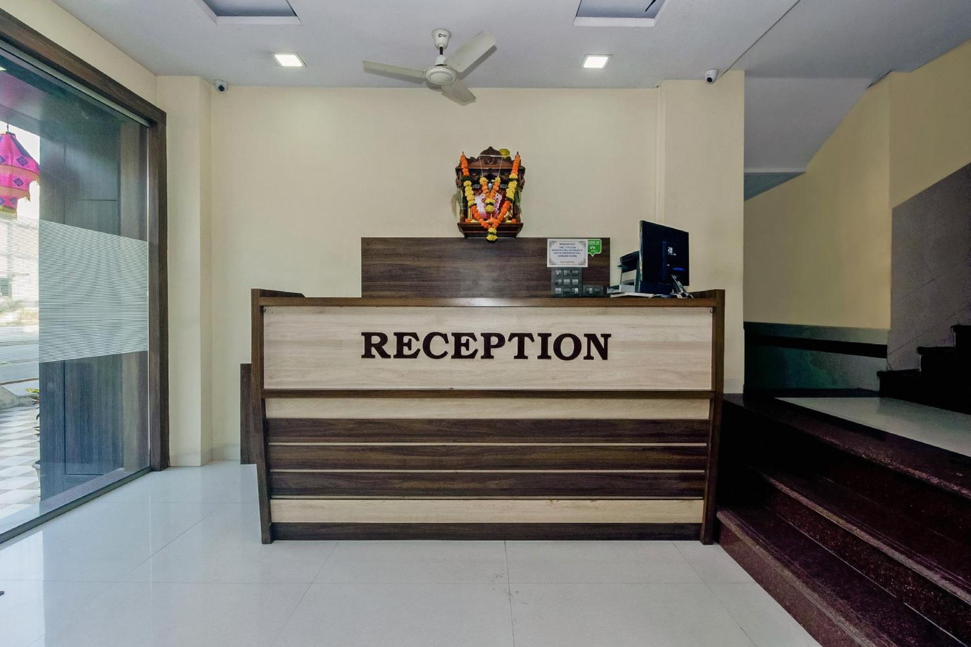 Oyo 23656 Parimeet Hotel, Mumbai